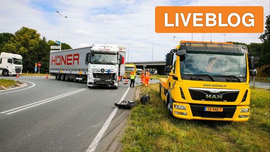 zoekactie in Twentekanaal • grote schade aan vrachtwagens na ongeluk. zoekactie in Twentekanaal • grote schade aan vrachtwagens na ongeluk.