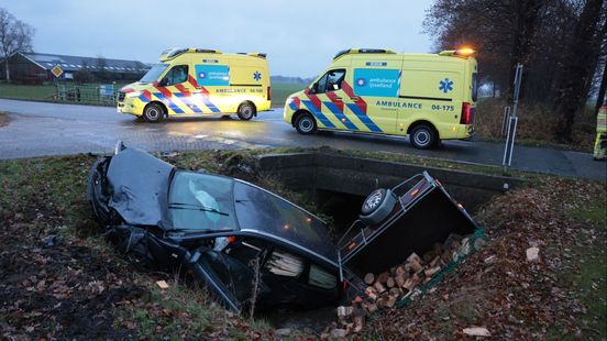 112 Nieuws: twee autos belanden in de sloot bij ongeval bij Dalfsen. 112 Nieuws: twee autos belanden in de sloot bij ongeval bij Dalfsen.