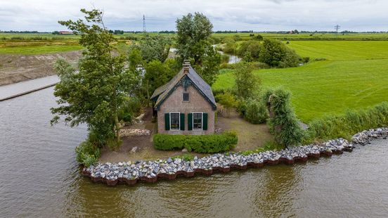 boeket Bridge pier Wieg Oud huis bij Dronryp te koop: alleen over het water bereikbaar, maar  reacties stromen binnen - Omrop Fryslân