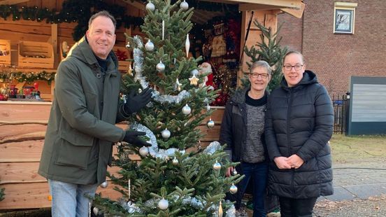 Hardwerkende Lotte krijgt kerstboom: 'Ze heeft het echt verdiend'