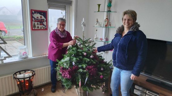 Wilma verrast met kerstboom: 'Ze doet altijd dingen voor anderen'
