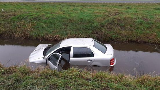 Auto Belandt In Het Water Langs N34 Bij Coevorden Rtv Drenthe