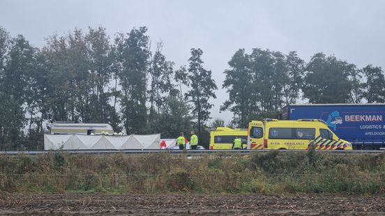 Ernstig ongeval met camper op de A28 tussen De Wijk en Staphorst. Snelweg afgesloten.
