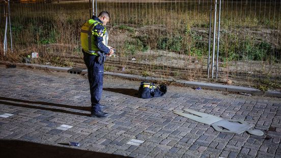 Automobilist rijdt in op agent | Tramverkeer rond Hofplein langzaam hervat na botsing tussen twee trams. Automobilist rijdt in op agent | Tramverkeer rond Hofplein langzaam hervat na botsing tussen twee trams.