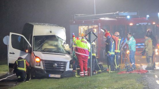 Botsing tussen bestelbus en vrachtwagen in Nieuw-Weerdinge. Botsing tussen bestelbus en vrachtwagen in Nieuw-Weerdinge.