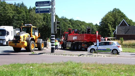 Stenen op de weg na ongeval met aanhanger belemmeren verkeer tussen Nijverdal en Wierden. Stenen op de weg na ongeval met aanhanger belemmeren verkeer tussen Nijverdal en Wierden.
