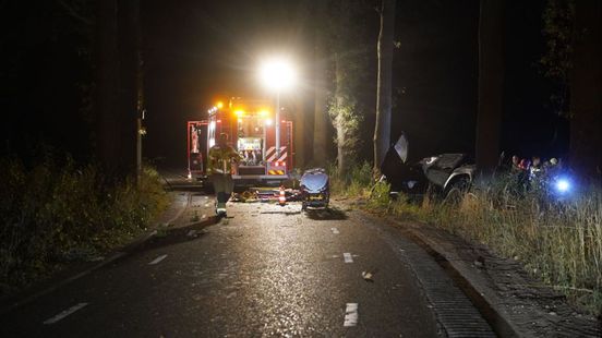 Automobilist zwaargewond bij ongeval op gladde weg. Automobilist zwaargewond bij ongeval op gladde weg.
