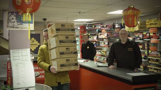 Voor honderden euro's vuurwerk inslaan: 'Ik maak een gelukshormoon aan'