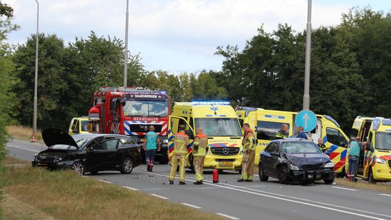 Vijf gewonden bij botsing tussen twee autos in Haaksbergen.