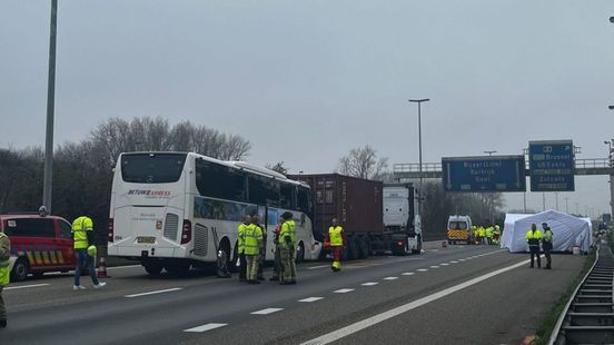 Zeker twintig gewonden na ongeluk met bus vol met ouderen. Zeker twintig gewonden na ongeluk met bus vol met ouderen.