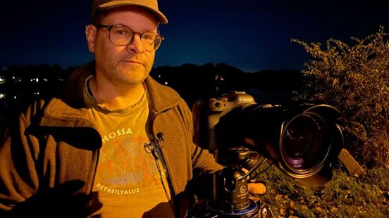 Johan is bezorgd om het licht dat 's nachts de vlinders verdrijft