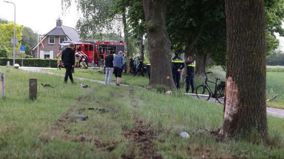 Twee personen bekneld in auto na ongeval in Lemelerveld. Twee personen bekneld in auto na ongeval in Lemelerveld.