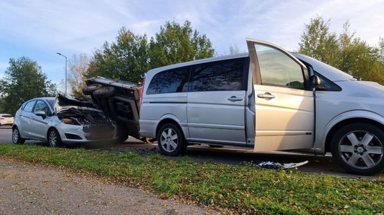 112 nieuws: aanhanger bovenop auto bij aanrijding Enschede I stroomstoring omgeving Vroomshoop. 112 nieuws: aanhanger bovenop auto bij aanrijding Enschede I stroomstoring omgeving Vroomshoop.