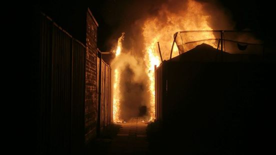 Achtervolging in Schiedam met botsing en brand | Vijf schuren in brand in Zwijndrecht.