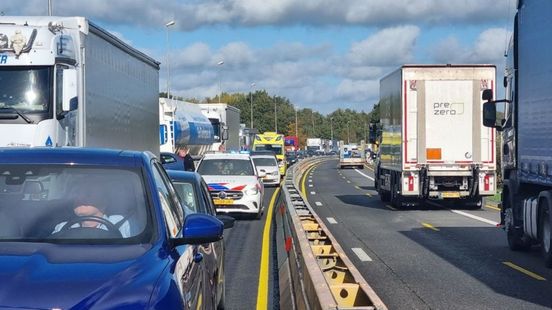 Kilometerslange file op A28 bij Spier na kettingbotsing. Kilometerslange file op A28 bij Spier na kettingbotsing.