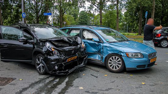 Vier kinderen naar het ziekenhuis na botsing tussen twee autos | Auto op zijn kant op A15 richting Europoort.
