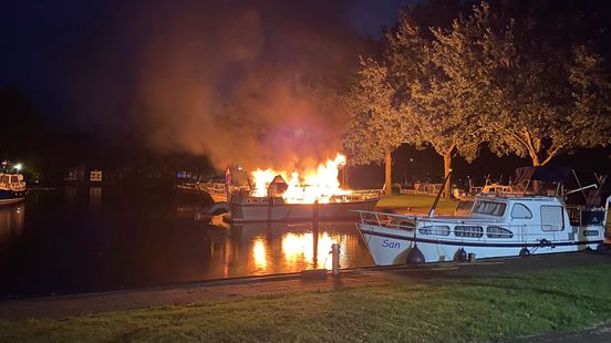 112 Nieuws: Brand op boot in Gramsbergen | Jongen gewond bij aanrijding Deventer. 112 Nieuws: Brand op boot in Gramsbergen | Jongen gewond bij aanrijding Deventer.