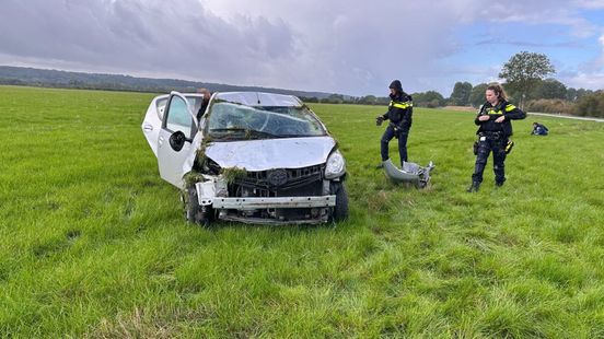 gewonde bij eenzijdig ongeluk • auto brandt uit in Wijchen. gewonde bij eenzijdig ongeluk • auto brandt uit in Wijchen.