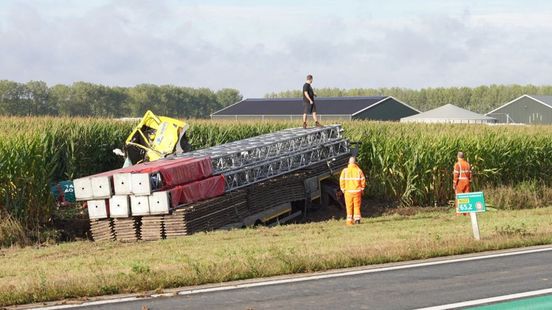 Vrachtwagen ligt in maisveld na zwaar ongeluk, drie gewonden.