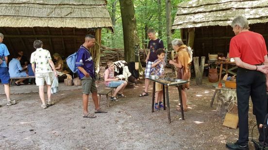 Bezoekers zoeken verkoeling in prehistorisch dorp Haps