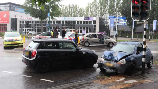 Joyrider vluchtte met handboeien om in politiewagen na veroorzaken van ernstig ongeluk in Veenendaal. Joyrider vluchtte met handboeien om in politiewagen na veroorzaken van ernstig ongeluk in Veenendaal.