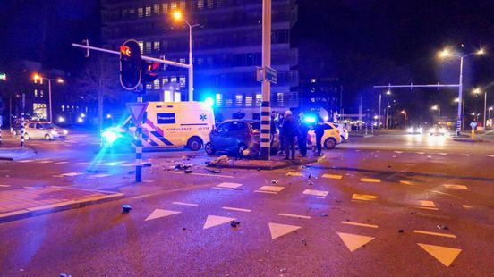 Zwangere vrouw gewond na aanrijding Enschede, bestuurder spoorloos. Zwangere vrouw gewond na aanrijding Enschede, bestuurder spoorloos.