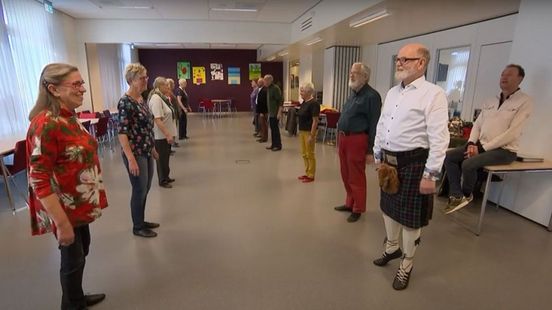 In Heerde danst Jochem zich kwiek met Schotse country dancers