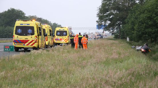Meerdere gewonden na ongeluk op A35: auto belandt na botsing op de kop in berm. Meerdere gewonden na ongeluk op A35: auto belandt na botsing op de kop in berm.