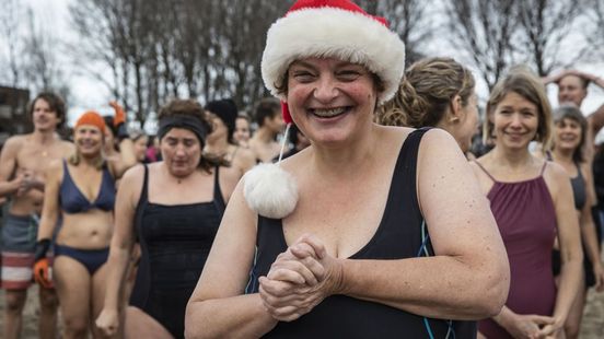 Met een frisse duik het nieuwe jaar in: 'Heerlijk koud'