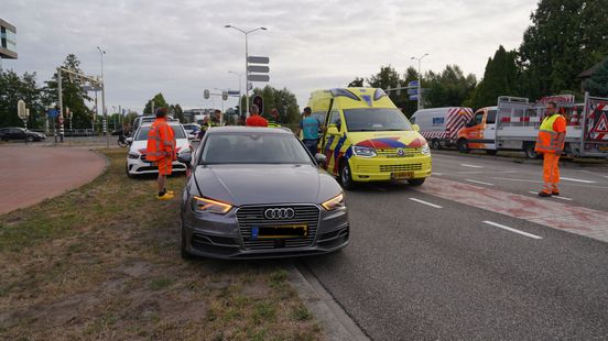 Gewonde bij botsing tussen twee autos in Meppel. Gewonde bij botsing tussen twee autos in Meppel.