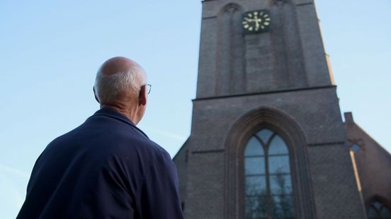 Zo werd ook de klok van de kerk een uur teruggezet