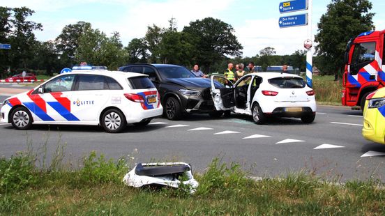Twee gewonden naar ziekenhuis na ongeluk op N347 bij Hellendoorn.