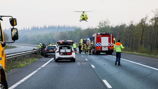 auto over de kop op snelweg • zwaargewonden bij botsing. auto over de kop op snelweg • zwaargewonden bij botsing.