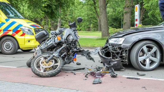 Flinke schade bij botsing tussen motor en auto in Emmen.