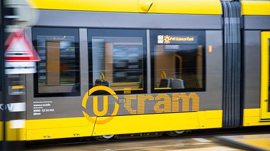 Utrechtse Uithoflijn rijdt weer na botsing met bus. Utrechtse Uithoflijn rijdt weer na botsing met bus.