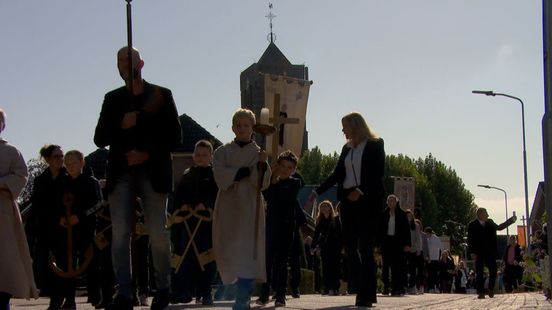 Azewijn pakt groots uit tijdens 200ste processie: 'Deze traditie mag niet verloren gaan'