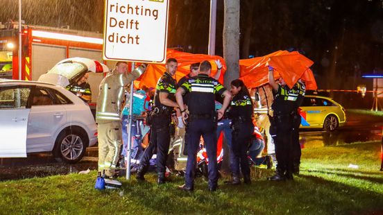 Automobilist zwaar gewond na eenzijdig ongeluk Rotterdam-West I Politie arresteert drie Sturm Graz-supporters bij opstootjes in Automobilist zwaar gewond na eenzijdig ongeluk Rotterdam-West I Politie arresteert drie Sturm Graz-supporters bij opstootjes in