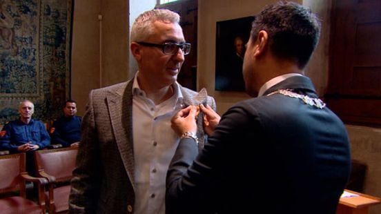 Erepenning voor Geert-Jan die zijn buurvrouw uit vier meter diepe sinkhole redde