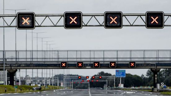 Agent mishandeld na ongeluk op A12. Agent mishandeld na ongeluk op A12.
