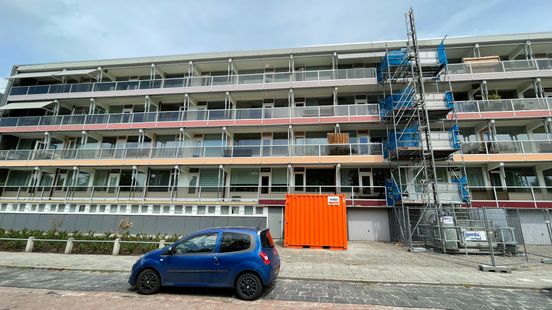 Bewoners Zonneflat Hoogezand zijn bouwlift voor balkon helemaal zat