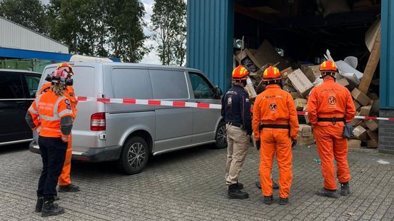 Thomassentunnel A15 dicht door ongeluk | Man in Bleiswijk wil hond redden, maar moet zelf gered worden. Thomassentunnel A15 dicht door ongeluk | Man in Bleiswijk wil hond redden, maar moet zelf gered worden.