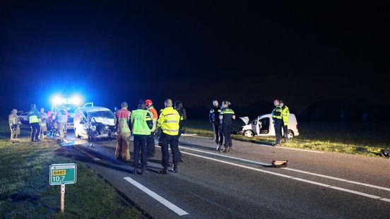Dode en zwaargewonde bij nachtelijke botsing op N497 Hellevoetsluis. Dode en zwaargewonde bij nachtelijke botsing op N497 Hellevoetsluis.
