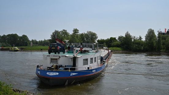 Schip raakt uit koers en komt overdwars op rivier te liggen