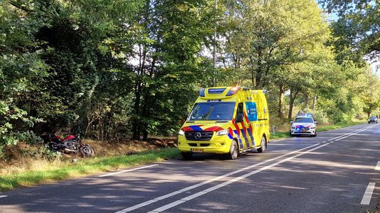 Motorrijder gewond bij aanrijding Paasloo. Motorrijder gewond bij aanrijding Paasloo.