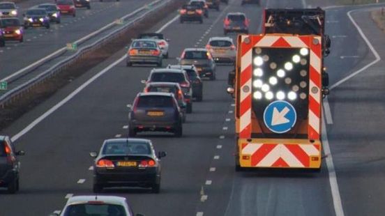 Toplaag A28 moet worden vervangen na dieselongeluk met vrachtwagen. Toplaag A28 moet worden vervangen na dieselongeluk met vrachtwagen.