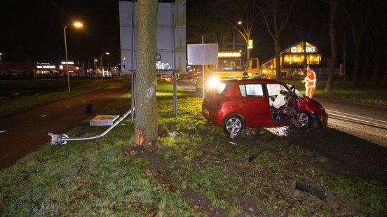 Twee gewonden bij ongeluk in Zwolle, vermoedelijk drank in het spel.