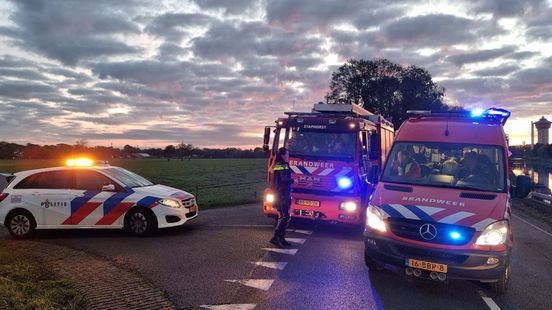 112 Nieuws: Gewonde bij aanrijding in Rouveen | Auto te water blijkt een maaibootje aan het werk.