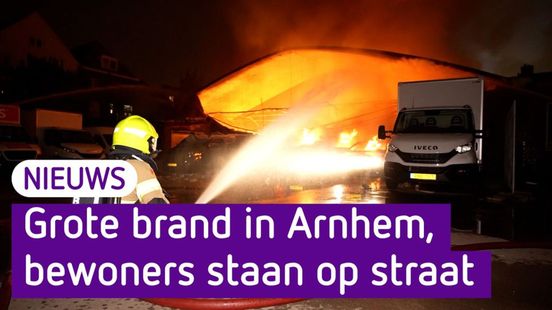 Grote brand in centrum Arnhem, tientallen bewoners op straat