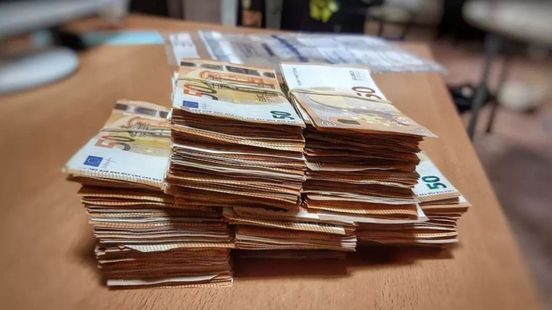 Politie houdt bestuurder met 50.000 euro contant geld aan - Omroep  Gelderland