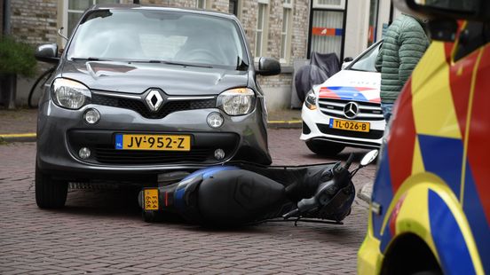 Drie gewonden bij botsing tussen twee autos op Boslaan in Emmen. Drie gewonden bij botsing tussen twee autos op Boslaan in Emmen.